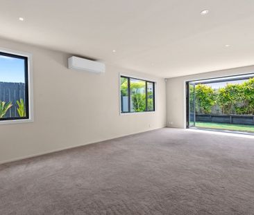 Large and Light Filled - Easy 10 minute walk to the Beach! - Photo 6