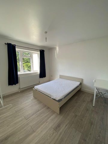 4 bedroom end of terrace house to rent - Photo 3