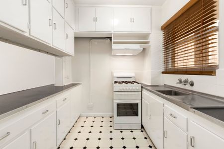 Spacious Two Bedroom Living Opposite Albert Park Lake - Photo 2