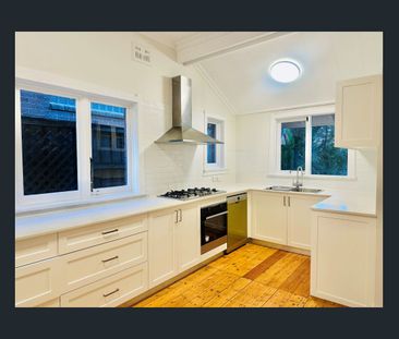 Prime location delivering stylish, easygoing living in a well-conne... - Photo 5