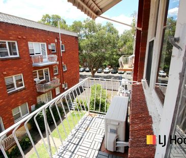 BRIGHT & AIRY TOP FLOOR ONE-BEDROOM APARTMENT! - Photo 4