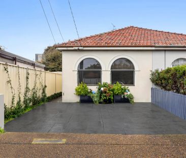 A Renovated 1950s Classic With Double Parking - Photo 5