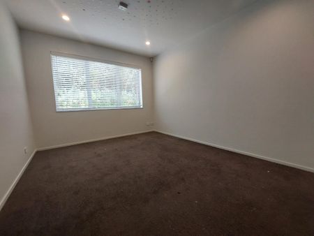 Modern Family Home - Photo 2