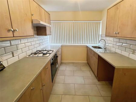 Pine Close, Wolverhampton, West Midlands, WV3 - Photo 3