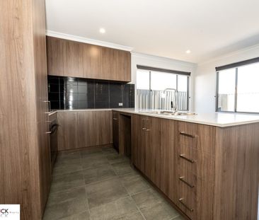 Newly built 3 x 2 dual home in sort after location - Photo 5