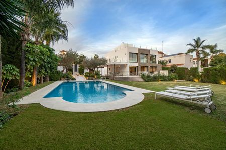 Detached Villa in Nueva Andalucía - Photo 4