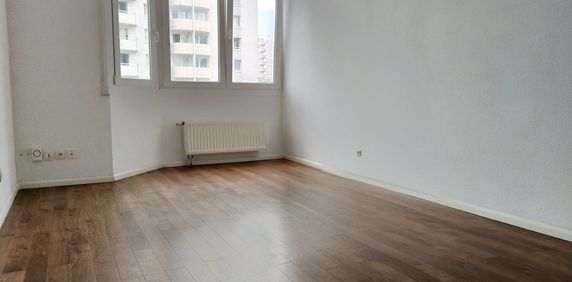 Un lumineux studio en très bon état général Esplanade / rue de Stuttgart - Photo 2