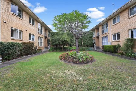 SPACIOUS, LIGHT-FILLED APARTMENT IN THE HEART OF SANDRINGHAM! - Photo 3