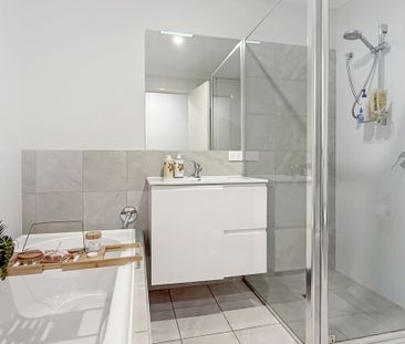 Modern Three Bedroom Duplex Close to Delroy shops - Photo 4