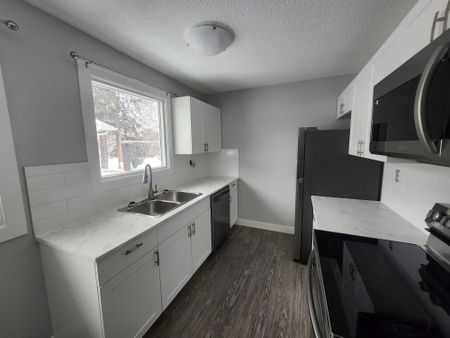 Newly Renovated Main Floor! Oversized Detached Garage Included! - Photo 5