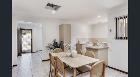 Neat and Sweet - 2 Bedrooms Close to Transport & the Beach ! - Photo 2