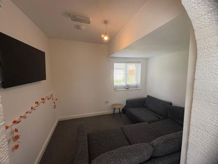 1 bedroom in a house share to rent - Photo 2