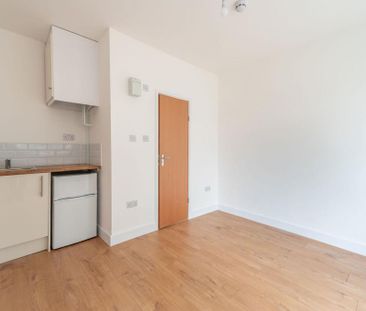 5 bedroom semi-detached house to rent - Photo 2