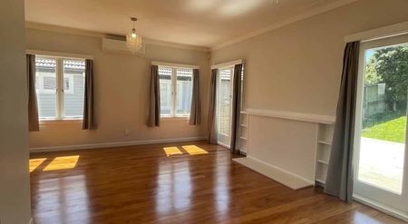 Newly Renovated Three-Bedroom - Mt Wellington - Photo 2