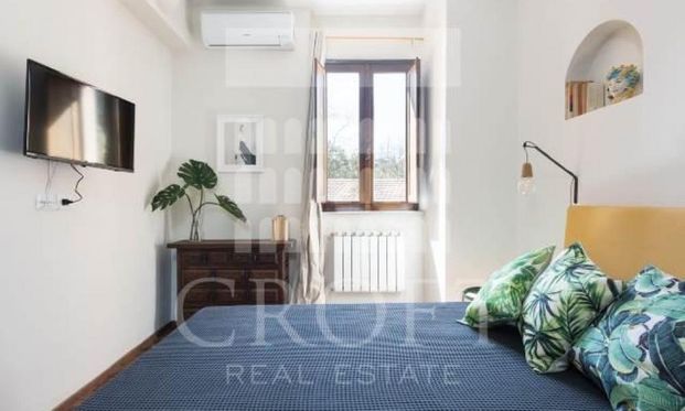 TRASTEVERE: Lovely modern and spacious 1 Bedrooms flat with lots of light on quiet street. Newly renovated fully equipped kitchen and bath. Large living room with with fireplace, dining, bedroom. Near all services, transport. Ref 444 - Photo 1