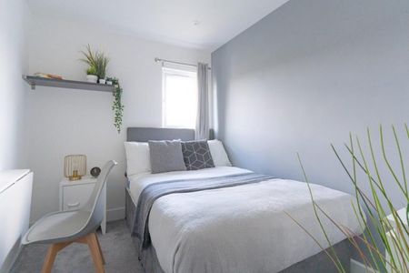 Stansted #70 - Photo 4