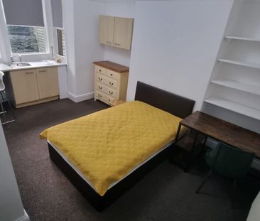 Flat 2, Conference Road, Armley, Leeds, LS12 3DX - Photo 3