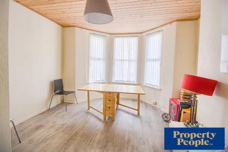 18 Fitzroy Avenue, Belfast, BT7 1HW - Photo 2