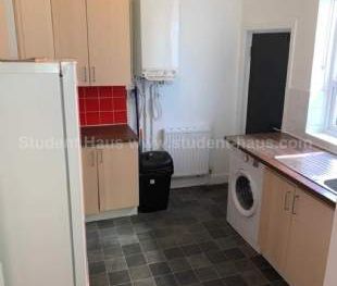 4 bedroom property to rent in Salford - Photo 3
