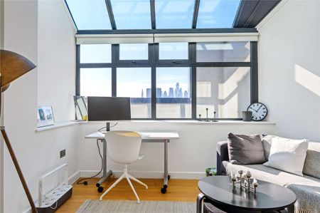 Exceptionally bright two bedroom sub-penthouse apartment. - Photo 2