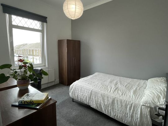 5 bed house to rent in De Breos Street, DE BREOS STREET, SA2 - Photo 1