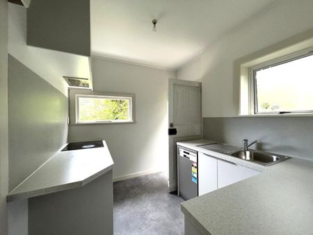 Freshly Renovated 1-Bedroom Unit close to town - Photo 3