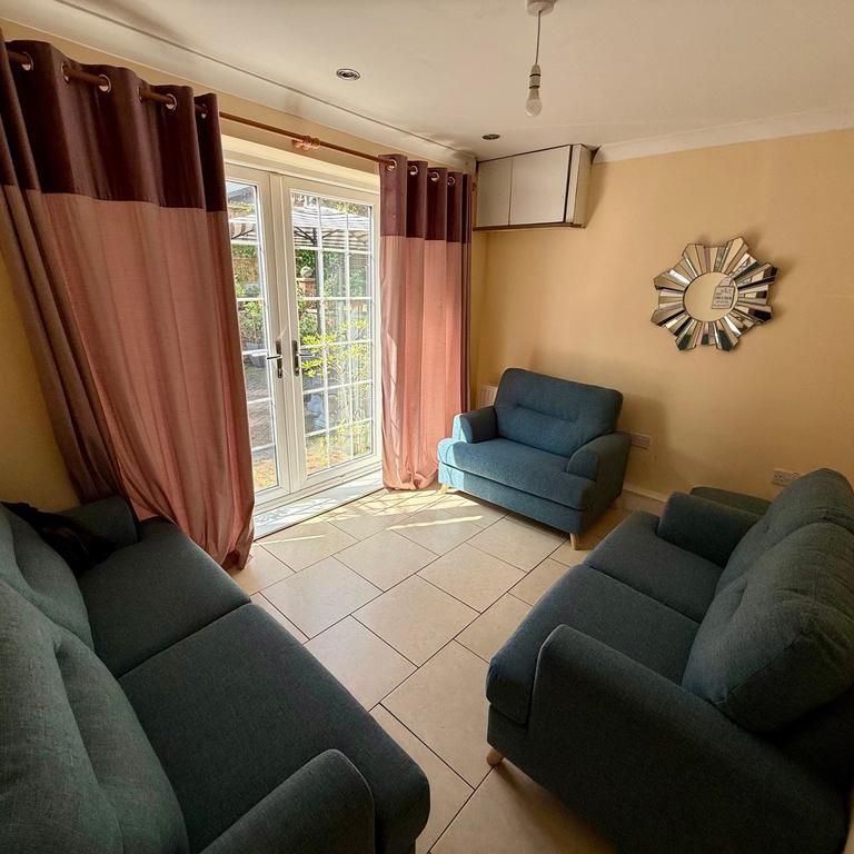 1 bedroom in a house share to rent - Photo 1
