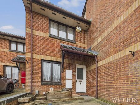 2 bedroom Mid Terraced House - Hatfield, Hertfordshire - Photo 5