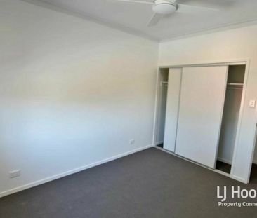 STUNNING TOWNHOUSE. OUTSTANDING LOCATION - Photo 4