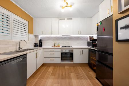 VERSATILE LIVING WITH LEAFY OUTLOOK IN PRIME PADDINGTON LOCATION - Photo 5