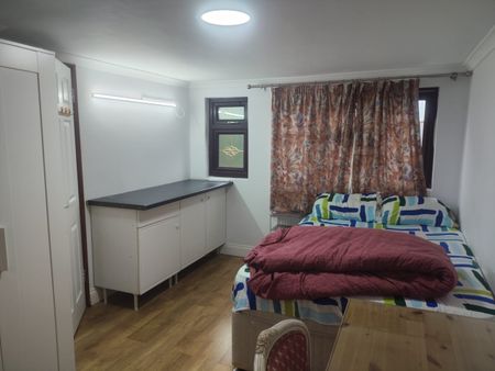Room in a Shared House, Beaufort Gardens, IG1 - Photo 3