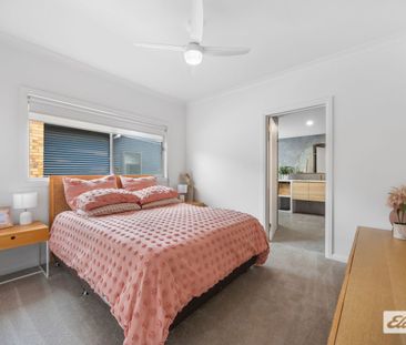 Fully Renovated, 3Br, Family Home on Large Block with Rear Access - Photo 6