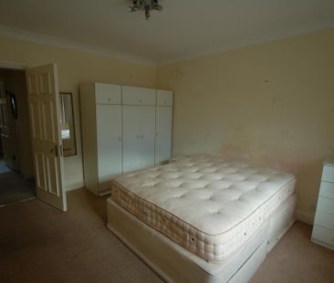 3 bedroom flat to rent - Photo 3