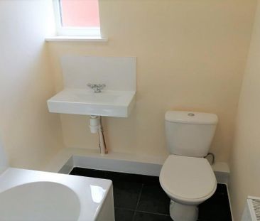 2 bedroom end of terrace house to rent - Photo 4