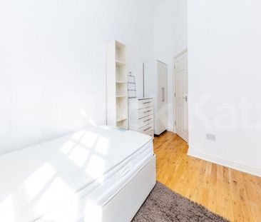 A superb split level 2 bedroom 2 bathroom within a private estate - Photo 4