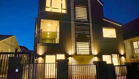 This is brand new 4 bedrooms house in Royal Oak - Photo 3