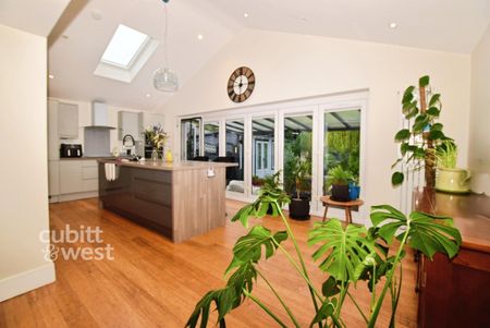 3 bedroom semi-detached bungalow to rent - Photo 4