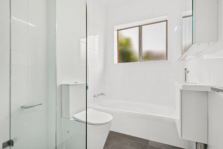 Tastefully Renovated Top Floor Apartment - Photo 4