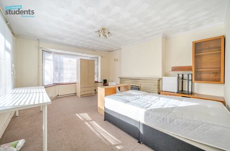 4 bedroom semi-detached bungalow to rent - Photo 4