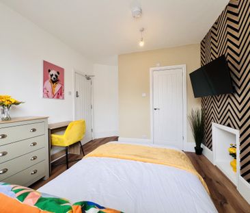 BEDROOM 3 – MEDIUM DOUBLE BEDROOM WITH SHARED BATHROOM BETWEEN TWO - Photo 6