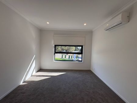 Brand-New Designer Townhouse in Prime Mount Evelyn Location - Photo 3