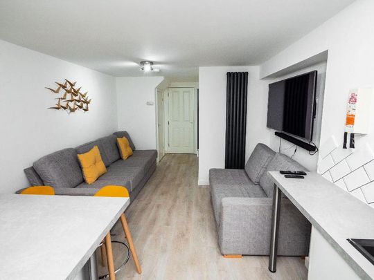 6 bedroom house to rent - Photo 1