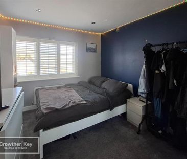 4 bedroom semi-detached house to rent - Photo 6