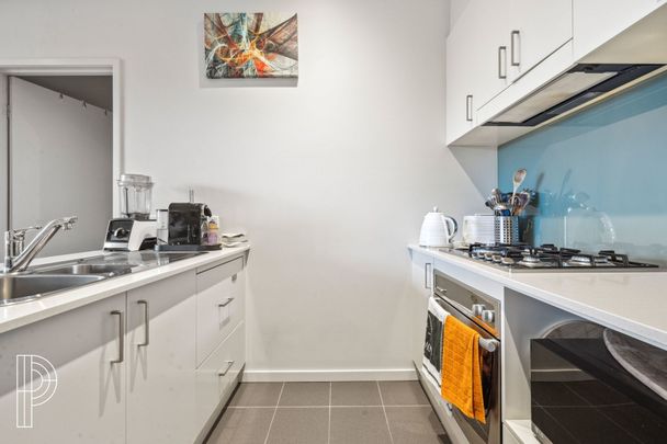 A beautifully presented 1-bedroom apartment in Kingston with a study nook and large square meterage floorplan! - Photo 1