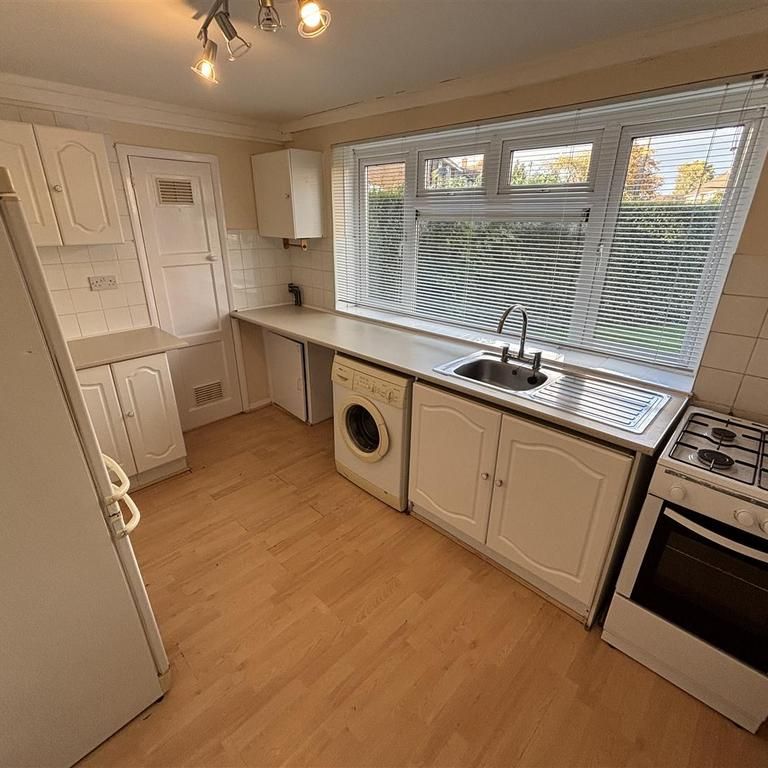 2 bedroom ground floor flat to rent - Photo 1