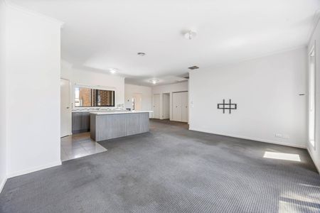 SPACIOUS THREE BEDROOM UNIT LOCATED IN POPULAR MOUNT CLEAR - Photo 2