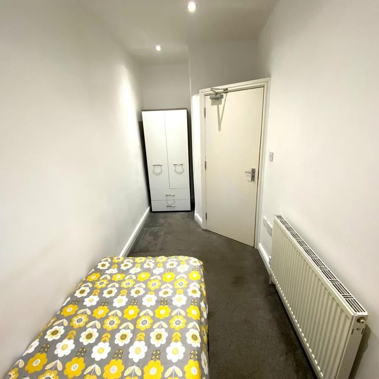 1 bedroom in a house share to rent - Photo 1