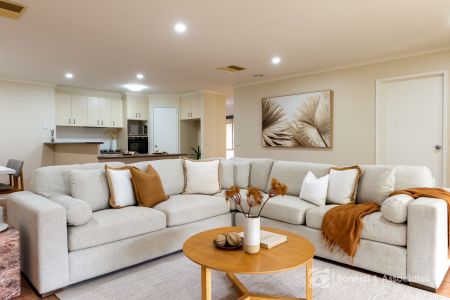 STYLISH FAMILY LIVING MINUTES FROM EVERYTHING! - Photo 2