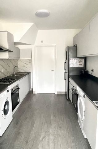 Room in a Shared House, Park Road, N18 - Photo 3