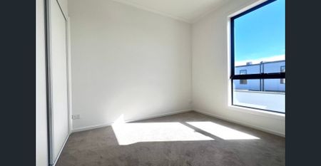 Brand new townhouse in the heart of Aurora Estate! - Photo 3